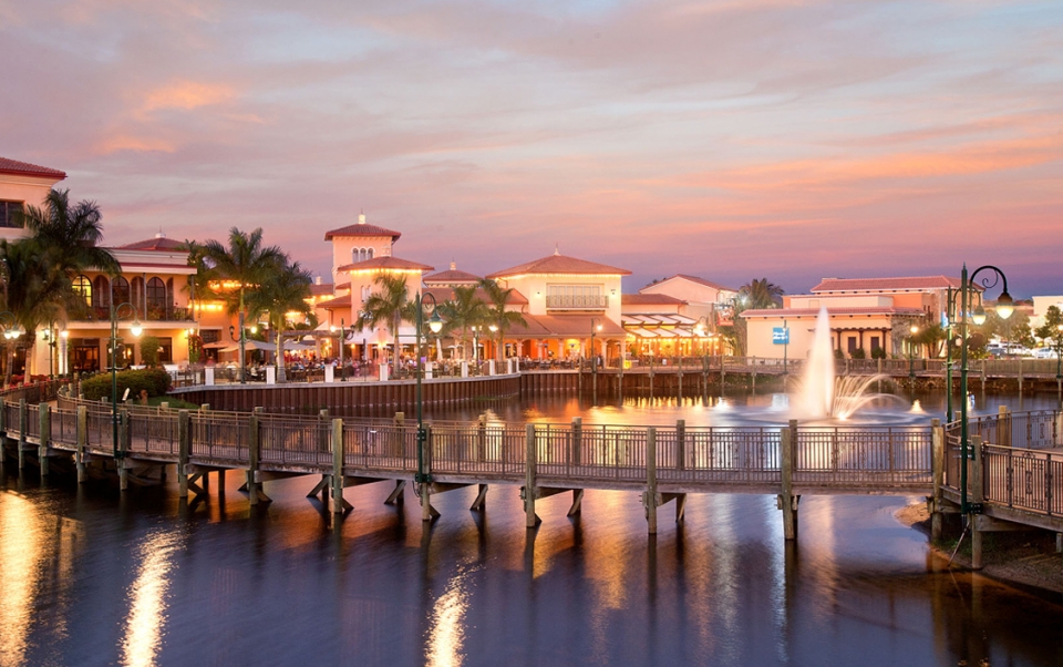 A water way with a fountain and buildings in the background